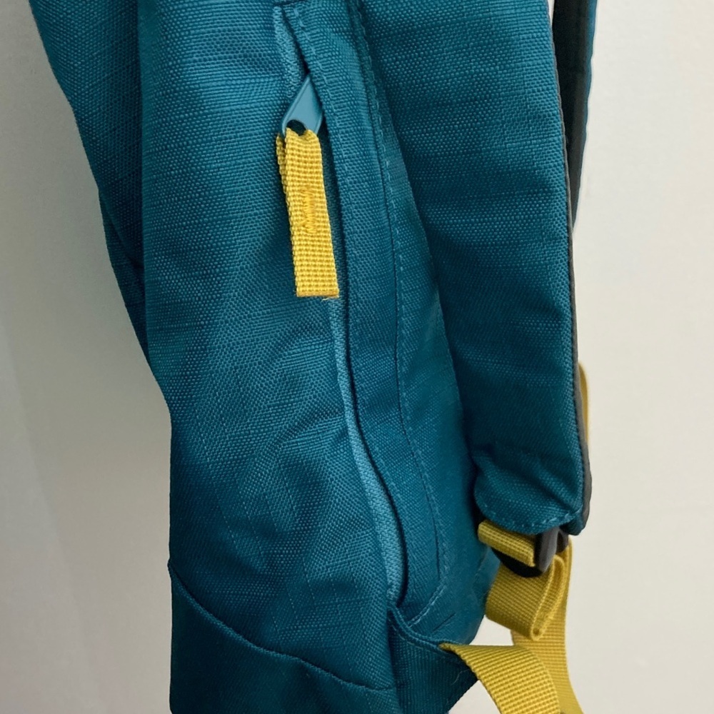 Woods Commuter 18 Daypack in teal/blue with yellow accents - Picture 7 of 7